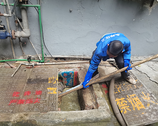 干河街道清掏化粪池